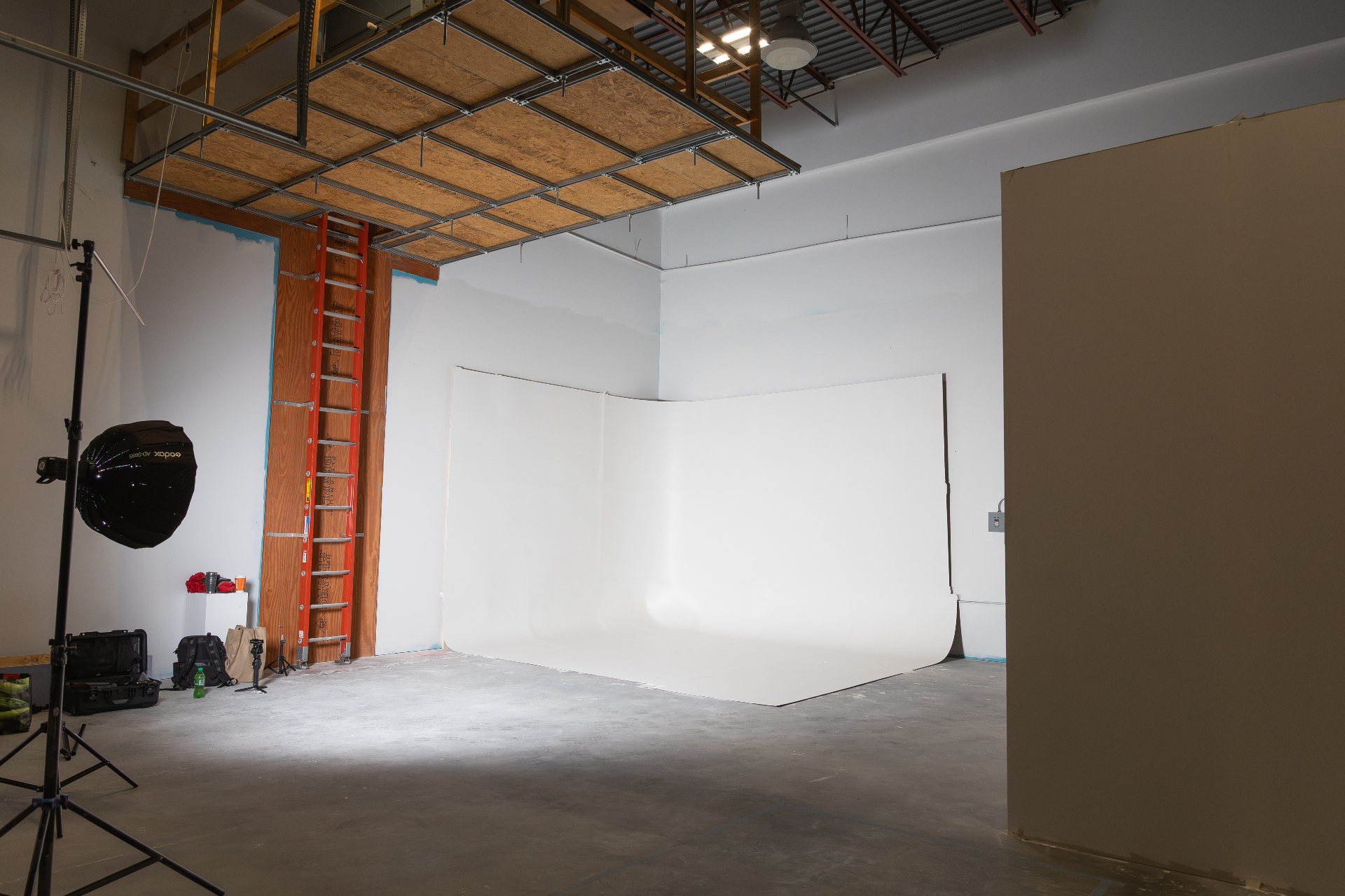 Infinity Studio 28ft seamless cyc wall